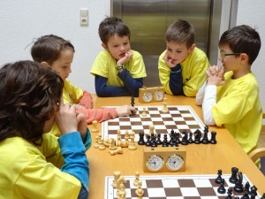Alexander JANEK im Spiel mit Konstantin HALBEIS, gebannt verfolgt von anderen Kindern der Schachschule. Ergebnis: Remis