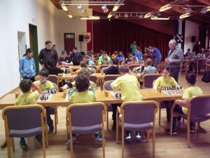 Im Vordergrund spielen die Mannschaften Schachschule 3 und 5, am Tisch dahinter Schachschule 4