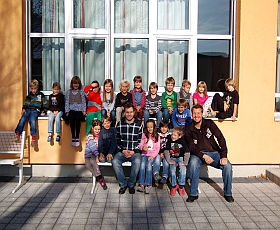 Kleine Kinder mit riesigem Interesse