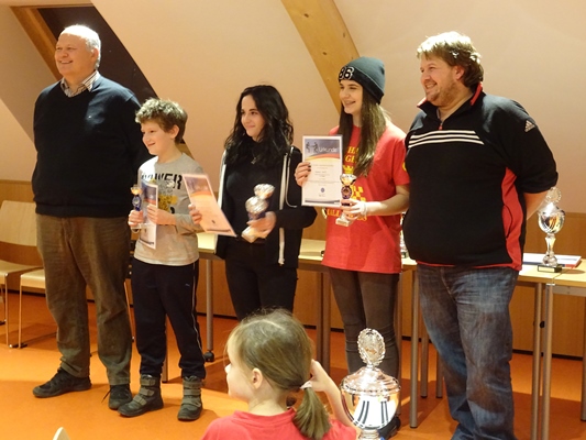 Siegerehrung der Tagesgewinner: vlnr.: Johannes DUFTNER (Präsident des Tiroler Schachverbands), Quentin HALLER (3. Platz), Nicole Samantha PAPARELLA (1. Platz), Belma SAKIC (2. Platz), Stefan RANNER (Schiedsrichter).